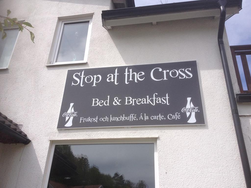 Stop At The Cross Borås Екстериор снимка